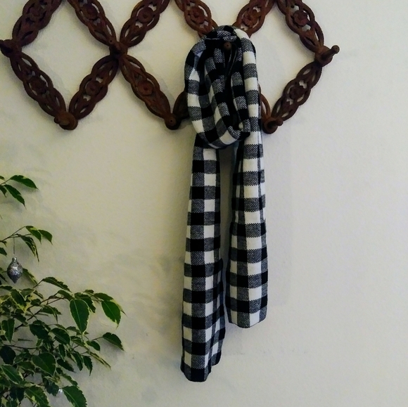 Checkered Scarf - Picture 1 of 3